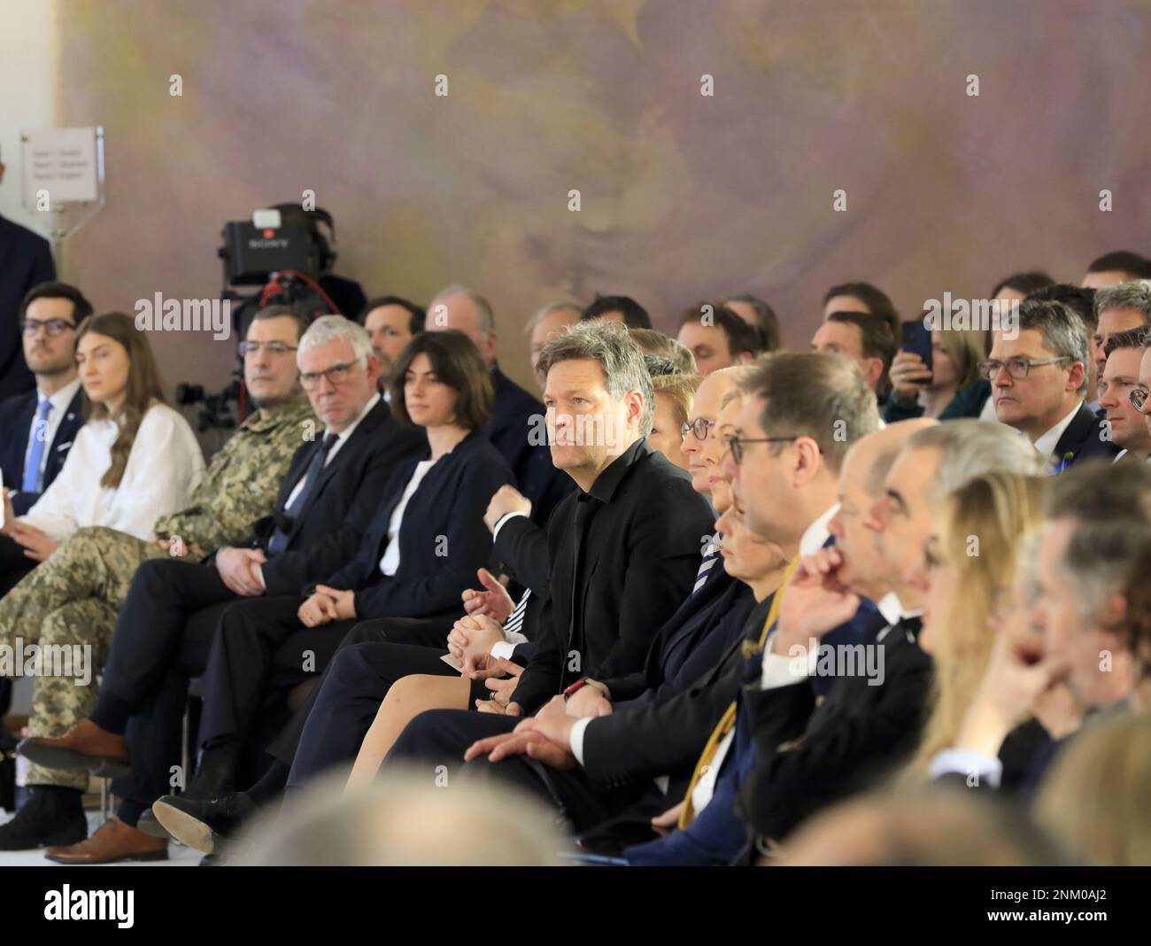 Berlino, Germania, 24 febbraio 2023. Nel Palazzo Bellevue, la residenza ufficiale del presidente tedesco, numerosi politici tedeschi di alto livello e l'ambasciatore ucraino si incontrano a Berlino per una cerimonia centrale di commemorazione. Foto Stock