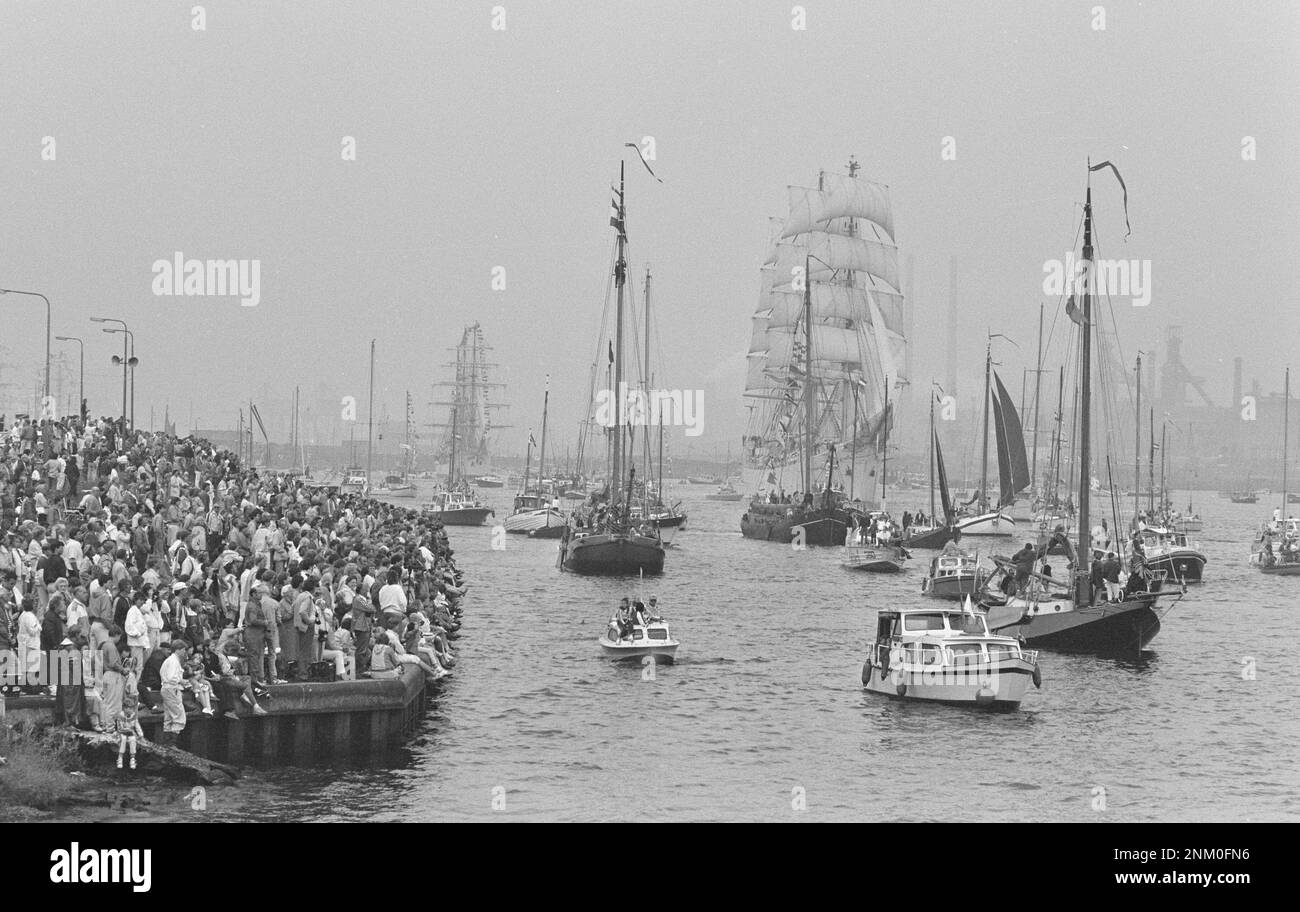 Sail '85; molti spettatori sulle rive del canale del Mare del Nord mentre la flotta di navi passa da ca. 1985 Foto Stock