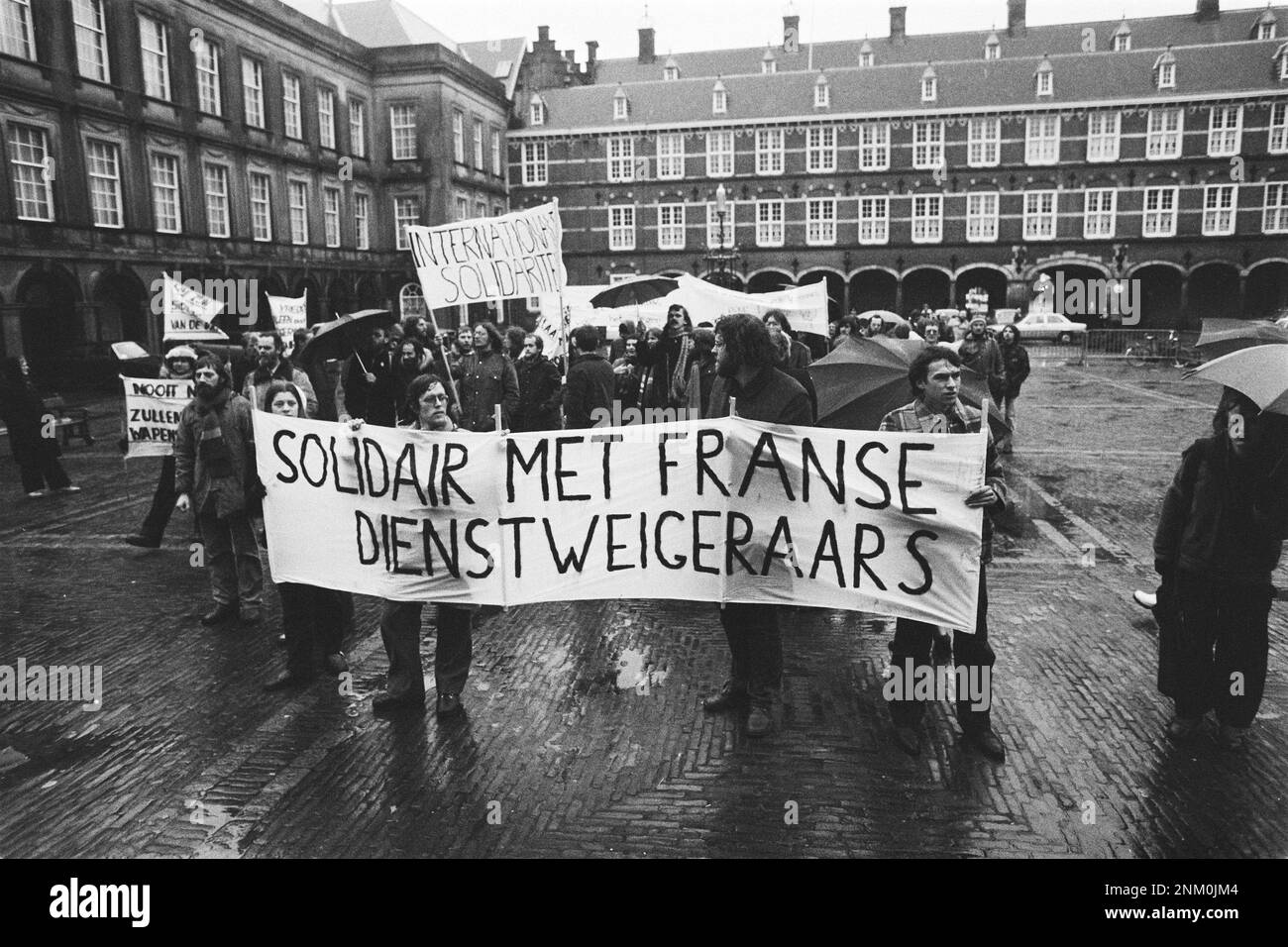 Paesi Bassi Storia: Gli obiettori di coscienza francesi e i simpatizzanti olandesi dimostrano al Binnenhof contro la politica del governo francese ca. Febbraio 2, 1980 Foto Stock