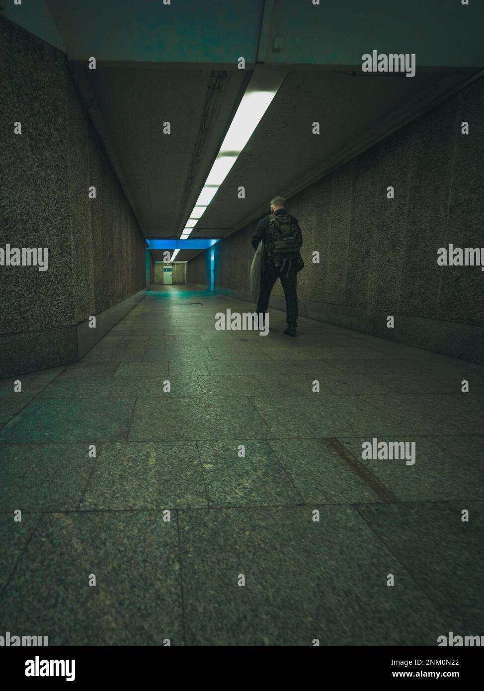 uomo nel tunnel sotterraneo della stazione ferroviaria Foto Stock