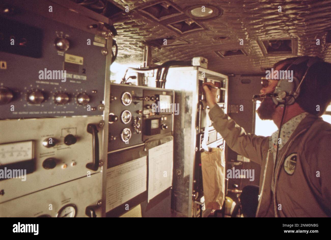 Un lavoratore che svolge ricerche sull'inquinamento nell'ambito del Los Angeles Reactive Pollutant Program (LARPP), un unico studio di ricerca sull'inquinamento atmosferico multi-agenzia ca. 1973 Foto Stock