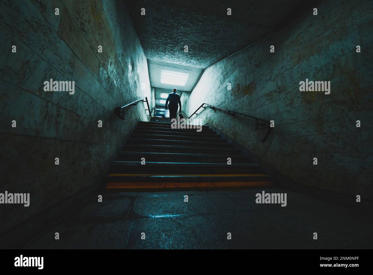 silhouette dell'uomo nel tunnel sotterraneo Foto Stock