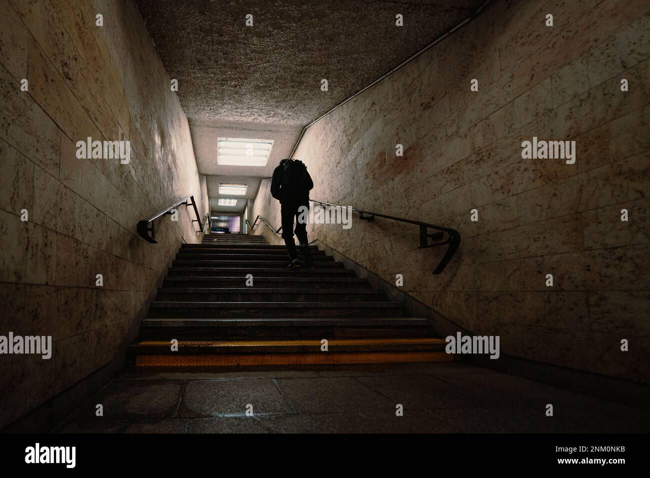 silhouette dell'uomo nel tunnel sotterraneo Foto Stock