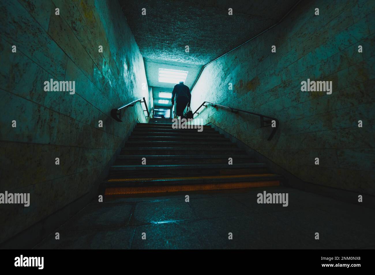 silhouette dell'uomo nel tunnel sotterraneo Foto Stock