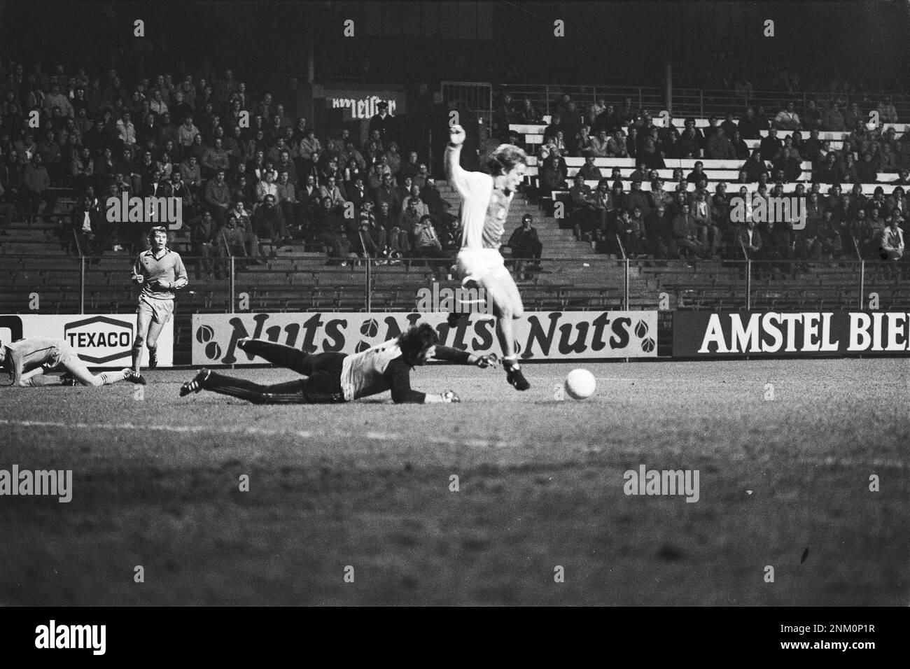 Netherlands Storia: AJAX contro Vitesse 3-1 (KNVB Cup); Lerby segna 3rd gol, portiere sdraiato Nijhuis ca. Febbraio 13, 1980 Foto Stock