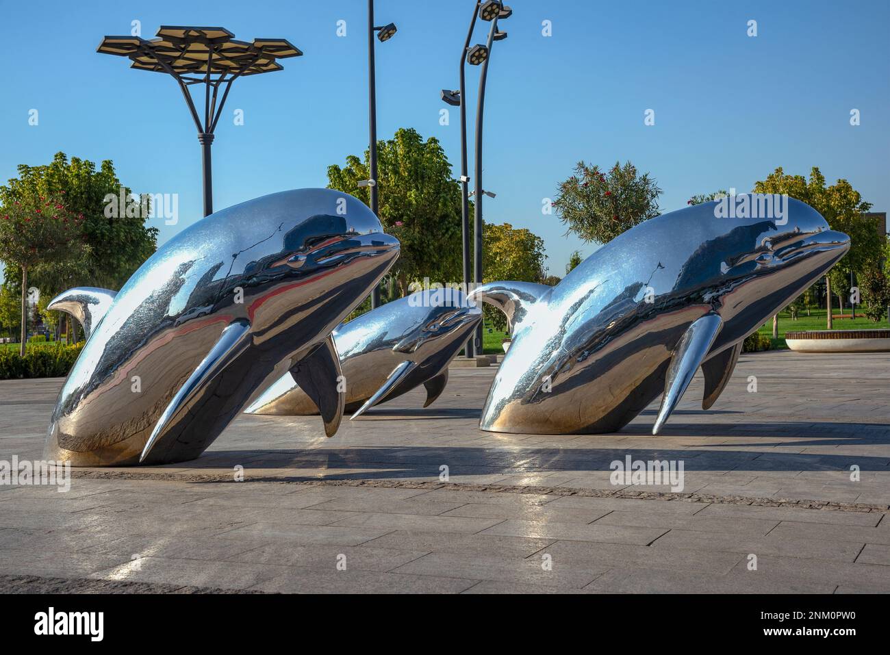 TASHKENT, UZBEKISTAN - 03 SETTEMBRE 2022: Installazione di enormi delfini nel Parco cittadino di Tashkent Foto Stock