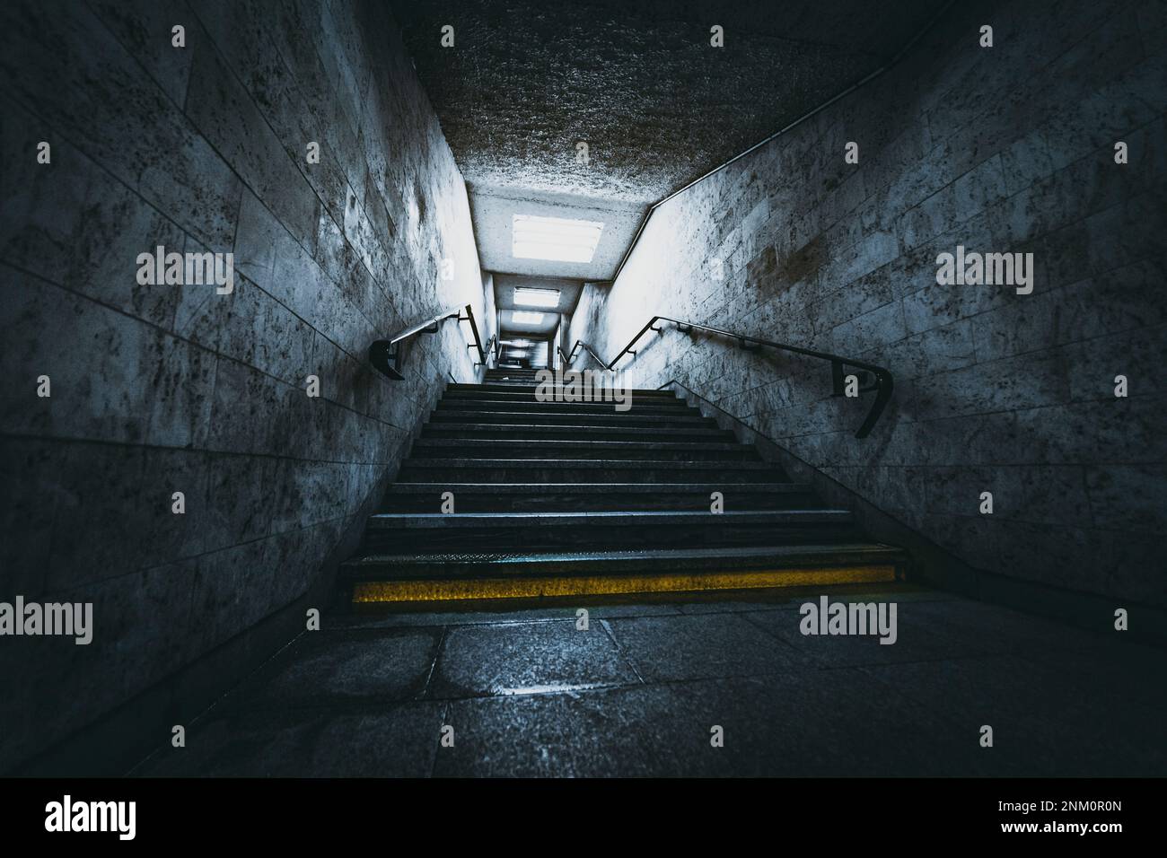 scale vuote nel tunnel sotterraneo Foto Stock