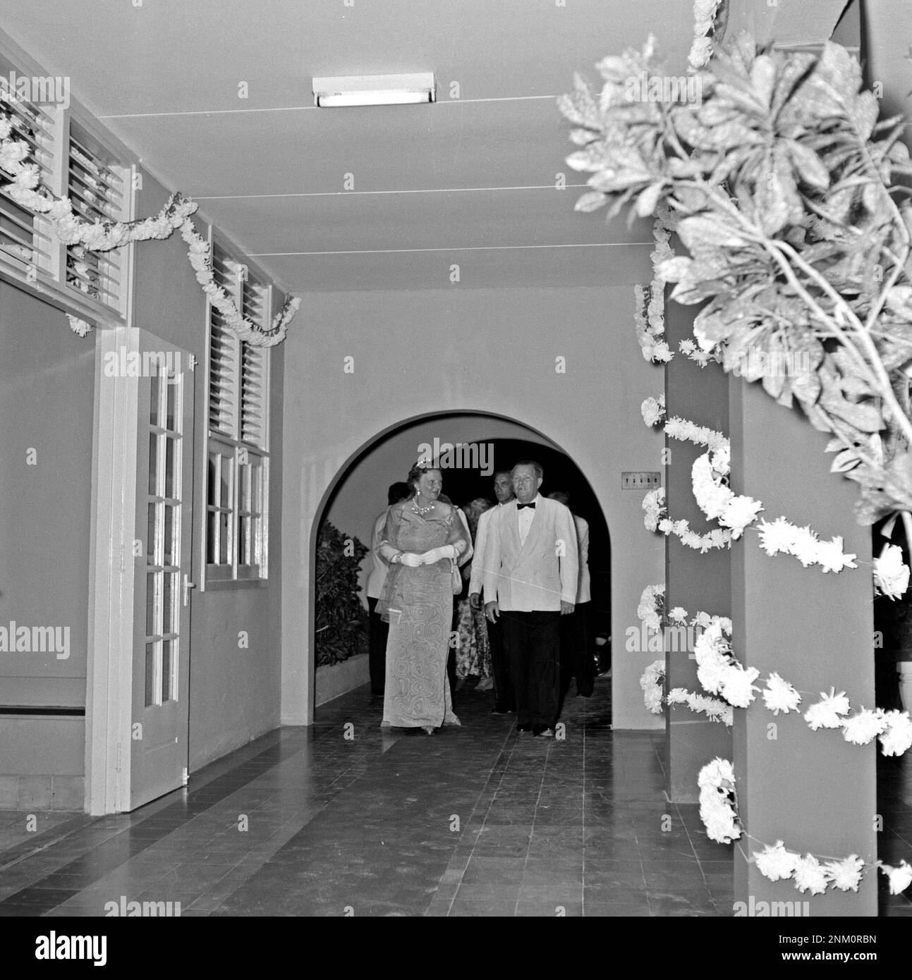 Regina Juliana alla reception del Club Caribe di Oranjestad su Aruba ca: 24 ottobre 1955 Foto Stock