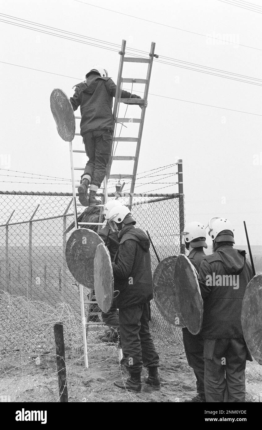 Paesi Bassi Storia: Gruppi di azione anti-energia nucleare bloccano l'accesso alla centrale nucleare di Borssele; unità mobile sale sopra recinzioni ca. Marzo 1980 Foto Stock