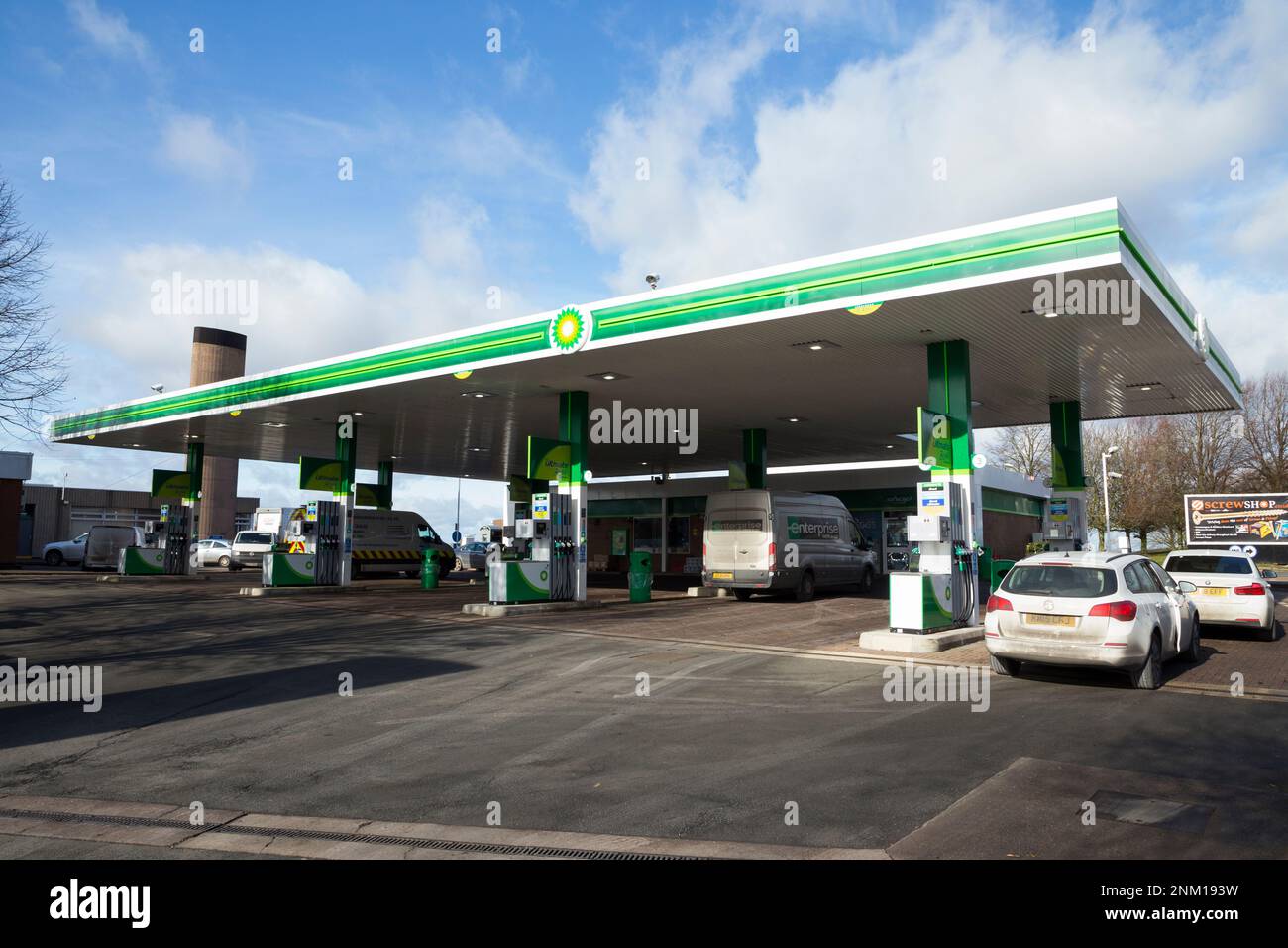 Stazione di rifornimento BP British Petroleum con pompe presso Frankley autostrada Services, sull'autostrada M5 (vicino allo svincolo 3), direzione nord. REGNO UNITO. (133) Foto Stock