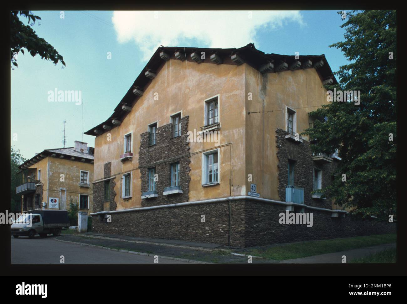 Casa dei lavoratori (Stroiteli Street 40), (1946), Magnitogorsk, Russia. Collezione fotografica Brumfield. Alloggi di lavoro, Federazione russa, 2000-2010. , Federazione russa,Oblast Cheliabinskaia ,Magnitogorsk. Foto Stock