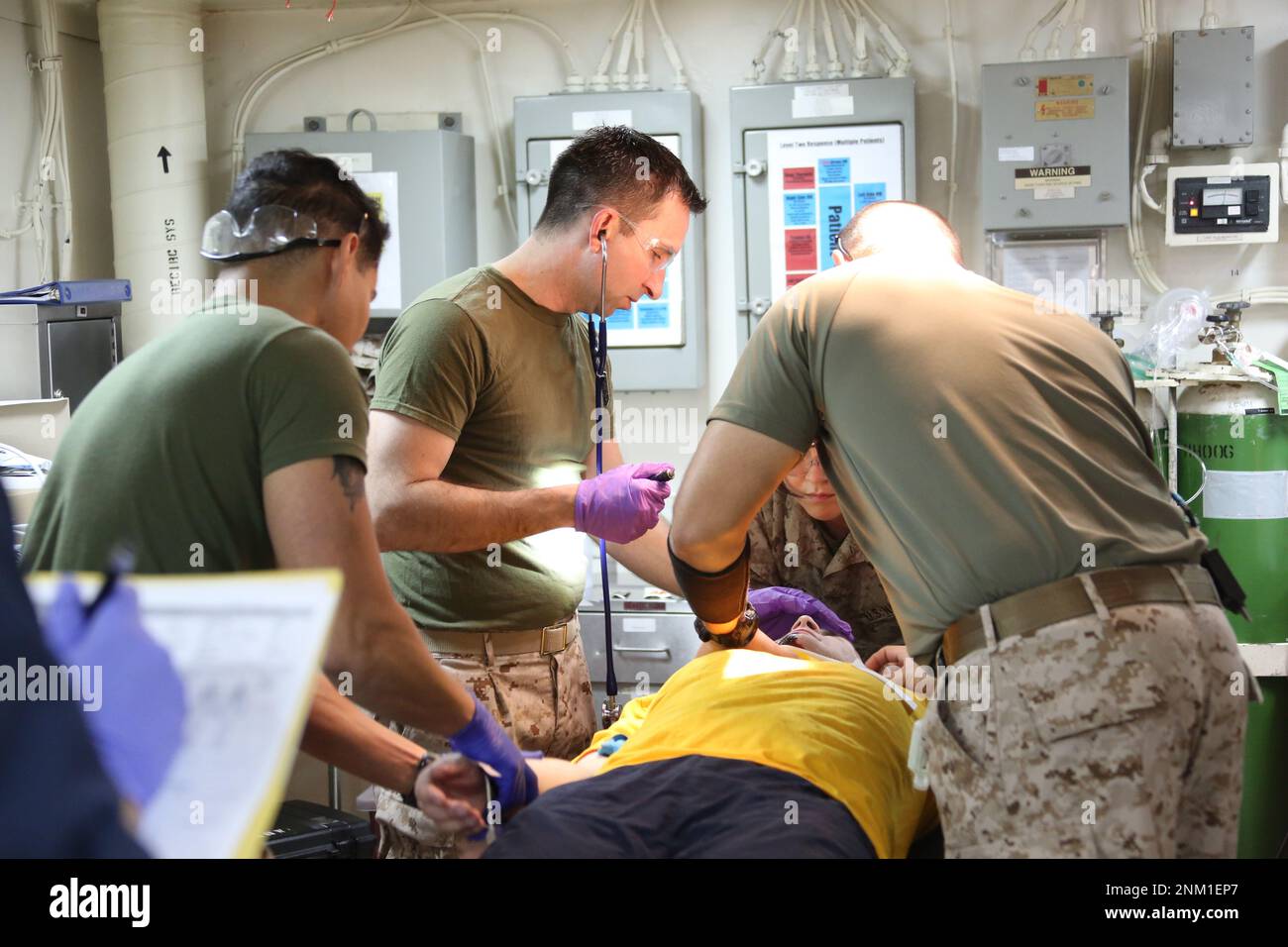 Un chirurgo della Marina assegnato alla 26th Marine Expeditionary Unit (MEU), tratta un incidente simulato a bordo della nave d'assalto anfibio USS Bataan (LHD 5) ca. 2020 Foto Stock