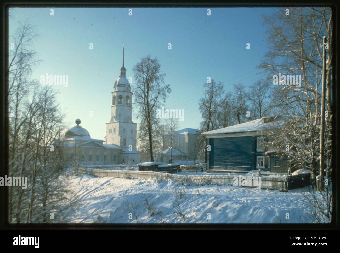La Chiesa della Dormizione di Tot'ma, in Russia, costruita tra il 1749-55 e ristrutturata tra il 1800 e il 2008, insieme al suo campanile (1790-1808), è una significativa chiesa ortodossa russa. La vista a nord-est evidenzia le caratteristiche architettoniche e la conservazione storica dell'edificio. Foto Stock