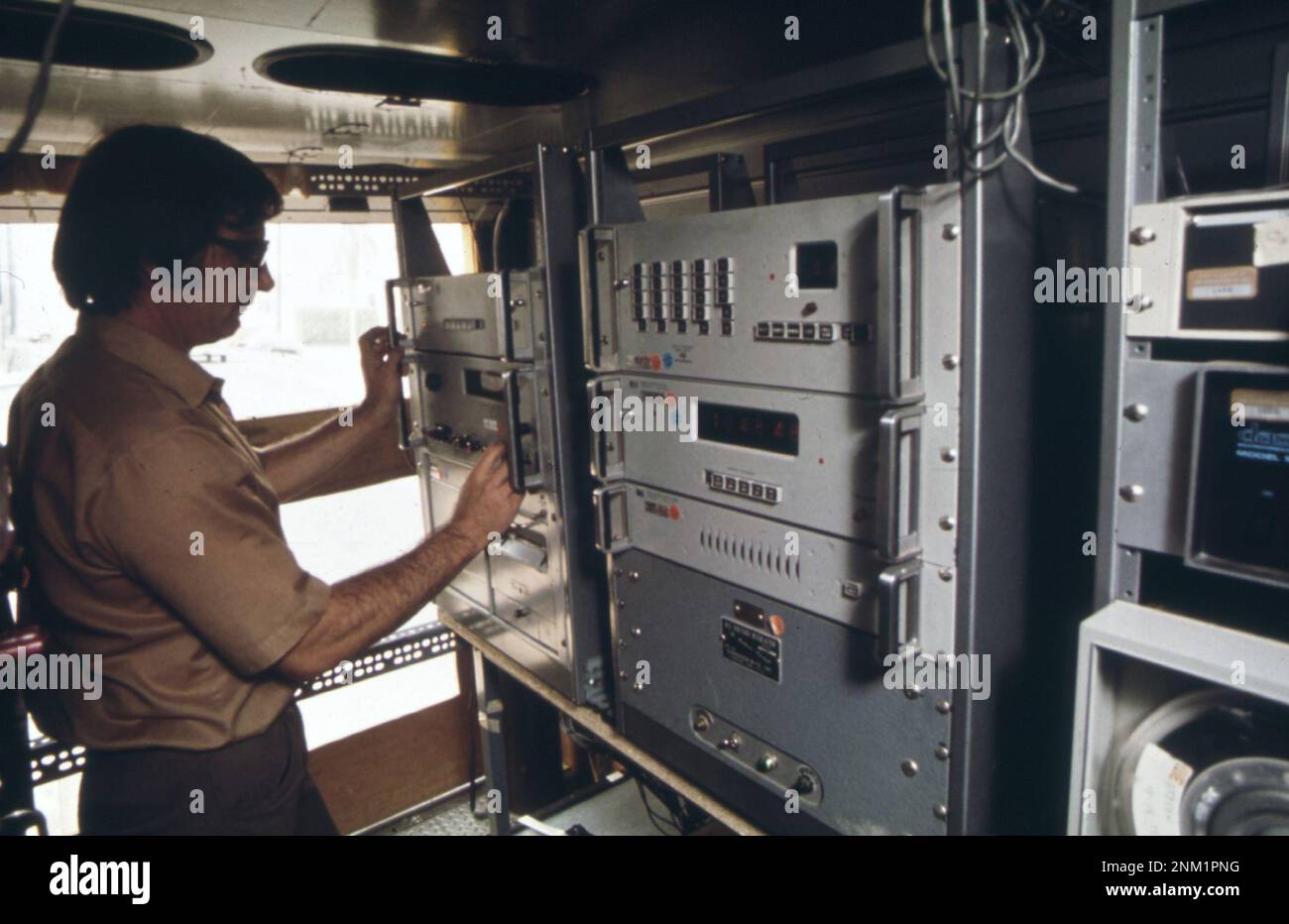 1970s Stati Uniti: Un lavoratore con il Los Angeles Reactive Pollutant Program (LARPP), un unico studio di ricerca multi-agenzia sull'inquinamento atmosferico sponsorizzato dal coordinating Research council, un gruppo di ricerca governativo-industriale ca. 1973 Foto Stock