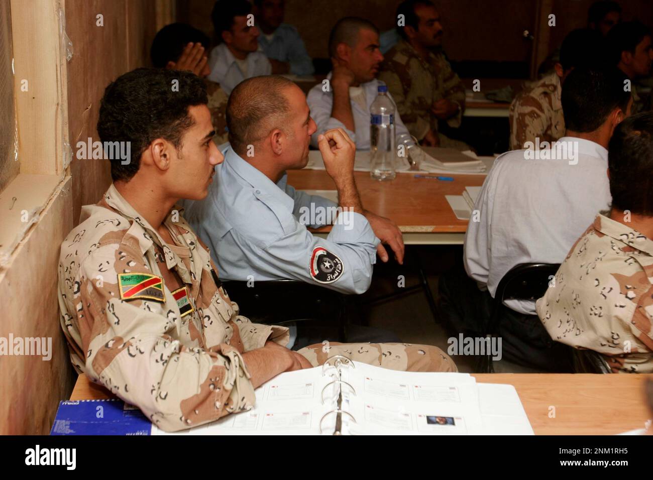 Corso medico di corpsman - i soldati dell'esercito iracheno e gli ufficiali di polizia iracheni frequentano un corso medico di corpsman a Camp Phoenix, al Qaim, nella provincia di al Anbar, in Iraq, il 29 luglio, 2006 durante l'operazione Iraqi Freedom Foto Stock