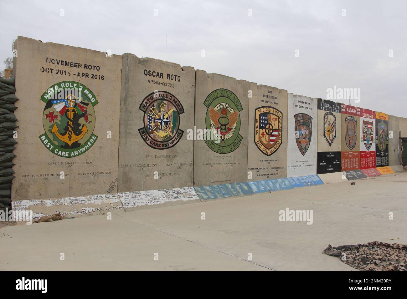 NATO ruolo 3 Multinational Medical Unit (MMU) Legacy Walls a Kandahar Airfield. Quando la medicina della Marina ha passato l'ospedale ad una squadra dell'esercito in 2020, le pareti erano lavate bianco pulite. ca. 2020 Foto Stock