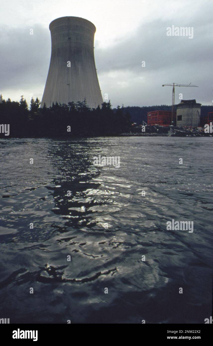 1970s Stati Uniti: Torre di raffreddamento della centrale nucleare di Troia sul fiume Columbia ca. 1972 Foto Stock