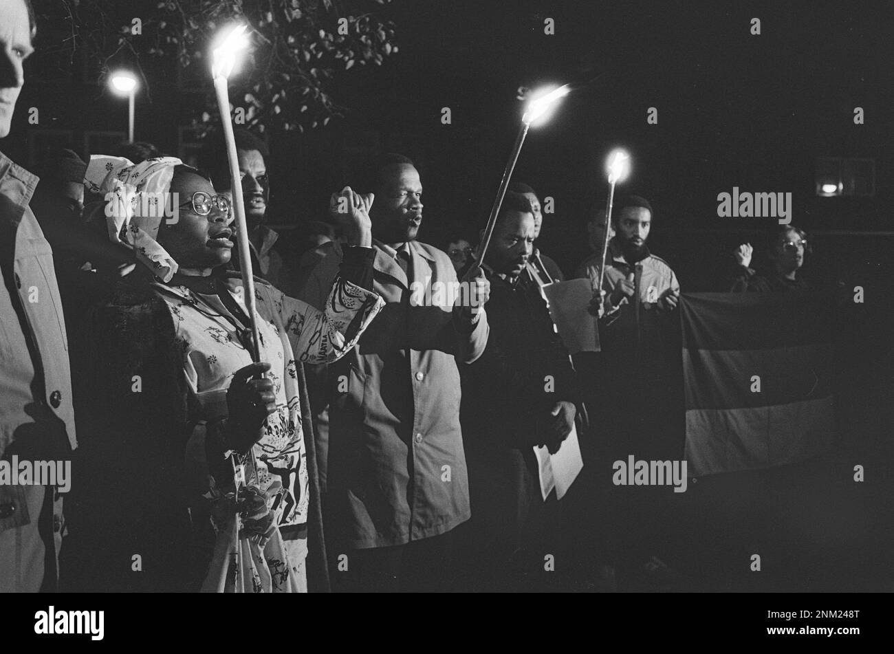 Veglia per il poeta africano Benjamin Moloise che è stato giustiziato; sudafricani cantano canzoni al monumento di Amsterdam ca. 1985 Foto Stock