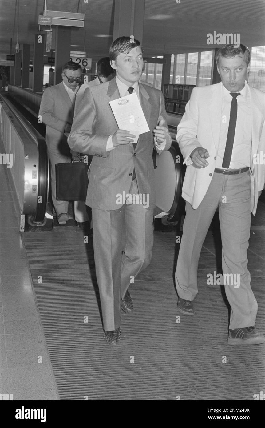 Arrivo del campione del mondo di scacchi Anatoli Karpov a Schiphol ca. 1985 Foto Stock