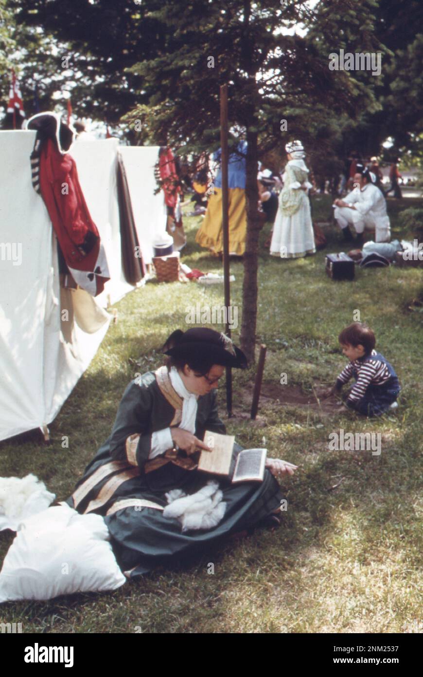 L'incontro dei rifleman del passato, il 24 giugno 1973, si svolge sul Greenfield Village Green, adiacente al Museo Henry Ford di Dearborn. I cappotti rossi identificano il "contingente dell'esercito britannico" durante la partita Foto Stock