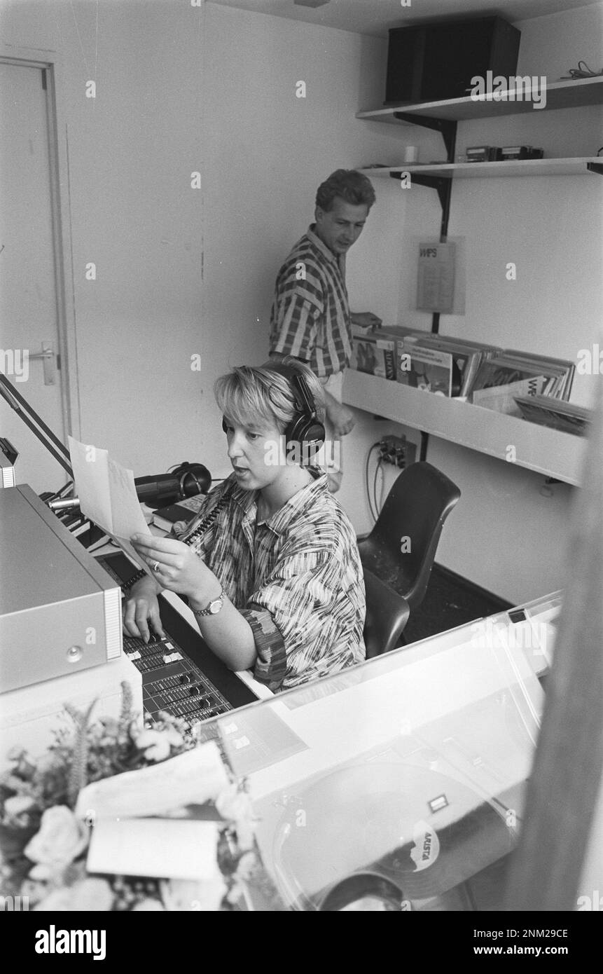 Il pirata etereo diventa legale radio giovanile WAPS; dipendente WAPS nel loro studio sopra l'IJsbreker ad Amsterdam (all'interno di una stazione radio un tempo pirata) ca. 1985 Foto Stock