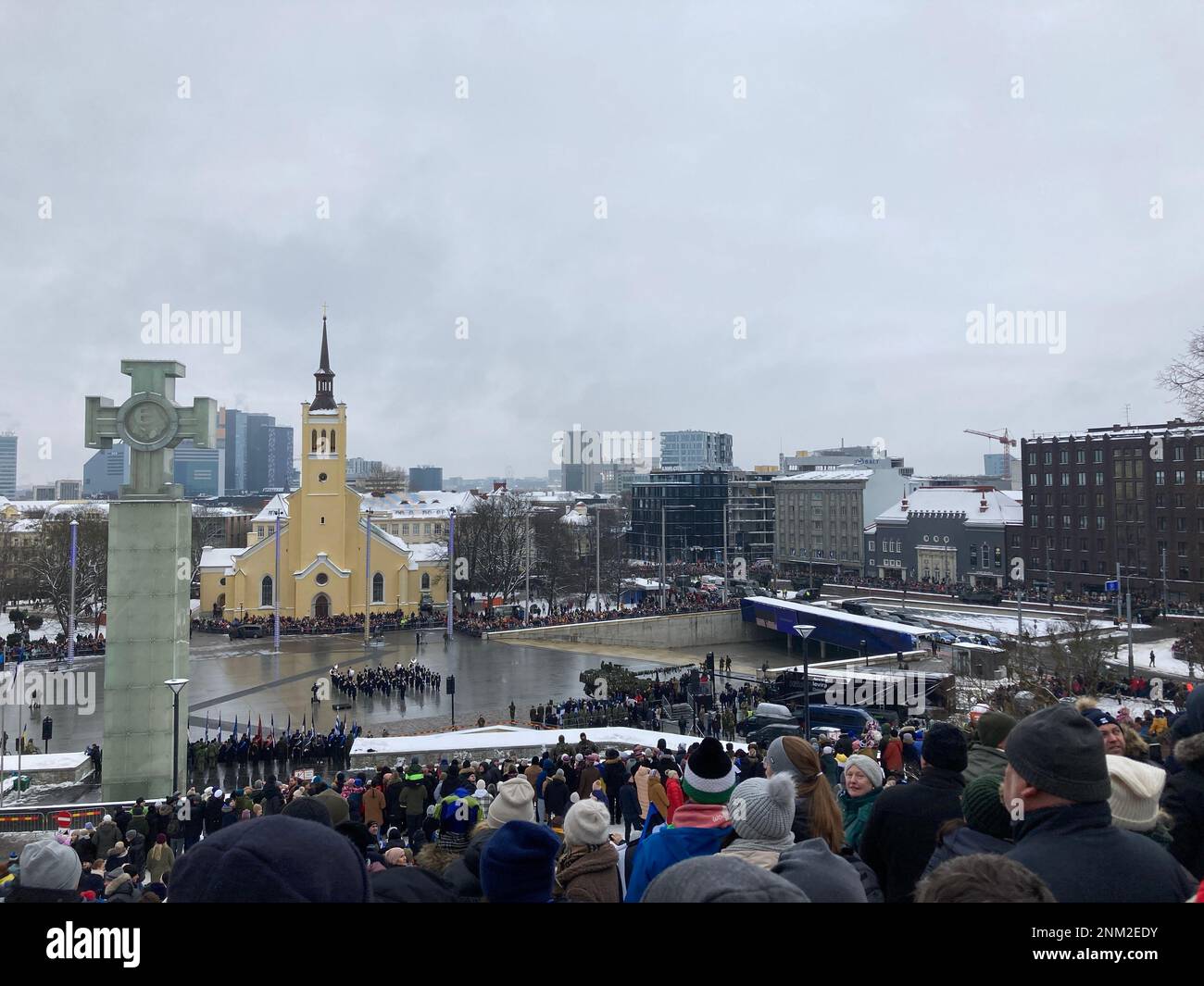 Tallinn, Estonia. 24th Feb, 2023. Vista della parata militare su Piazza della libertà durante le celebrazioni del 105th° anniversario della Repubblica di Estonia, Credit: Alexander Welscher/dpa/Alamy Live News Foto Stock