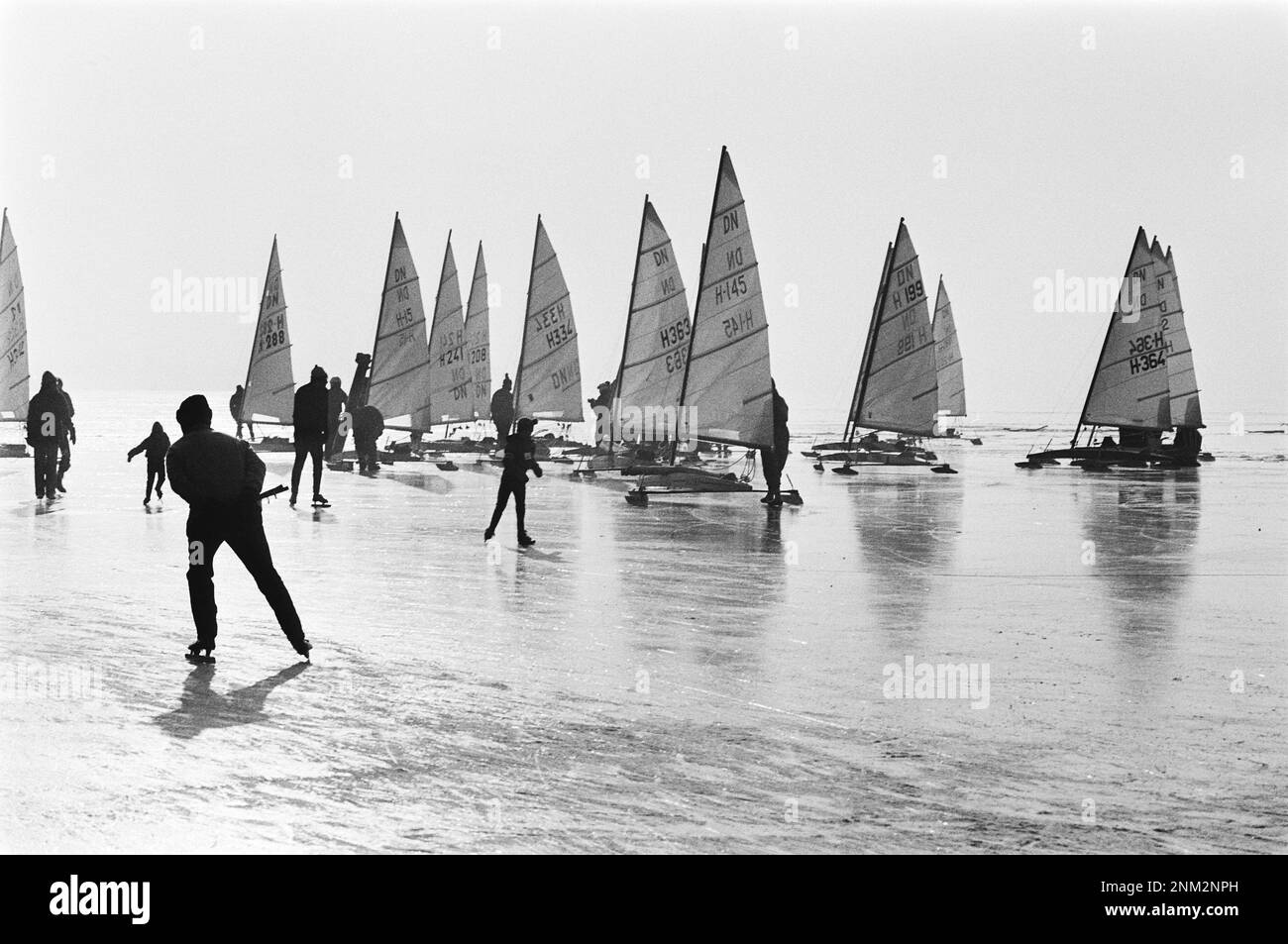 Paesi Bassi Storia: Divertimento invernale!!! Ice Sailors a Weesteinderplassen, con pattinatori ca. Gennaio 19, 1980 Foto Stock