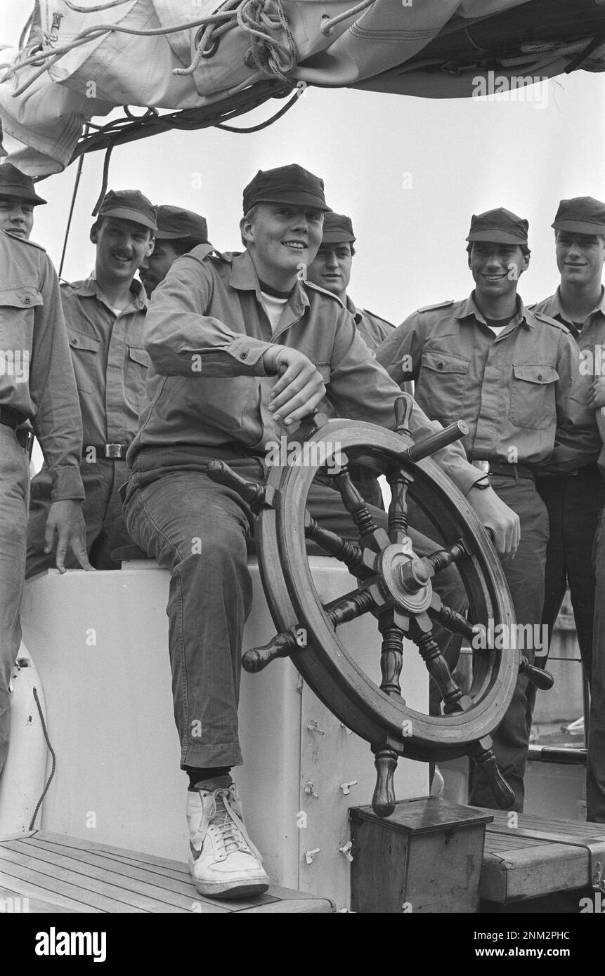 Il principe Willem Alexander nella Marina; il principe Willem Alexander al timone della nave a vela Uriana ca. 1985 Foto Stock