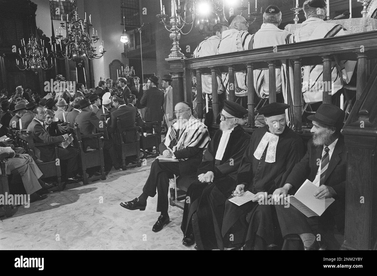 La Regina Beatrice partecipa a un servizio speciale nella sinagoga in occasione del 350th° anniversario della comunità ebraica ad Amsterdam ca. 1985 Foto Stock