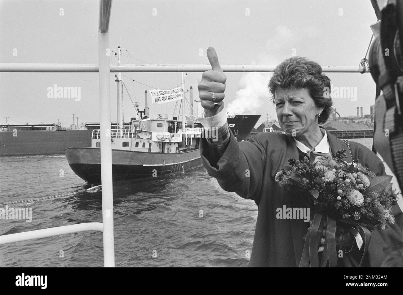 Nuovo canale IJ IJmuiden aperto; il ministro Smit Kroes alza il pollice ca. 1985 Foto Stock