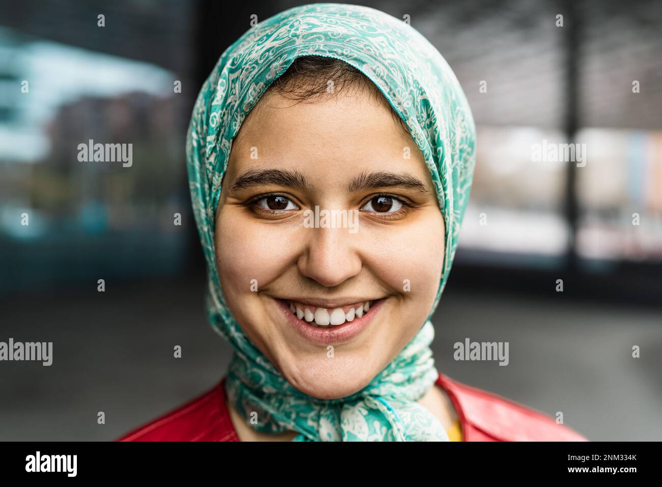 Felice ragazza musulmana sorridente in macchina fotografica Foto Stock