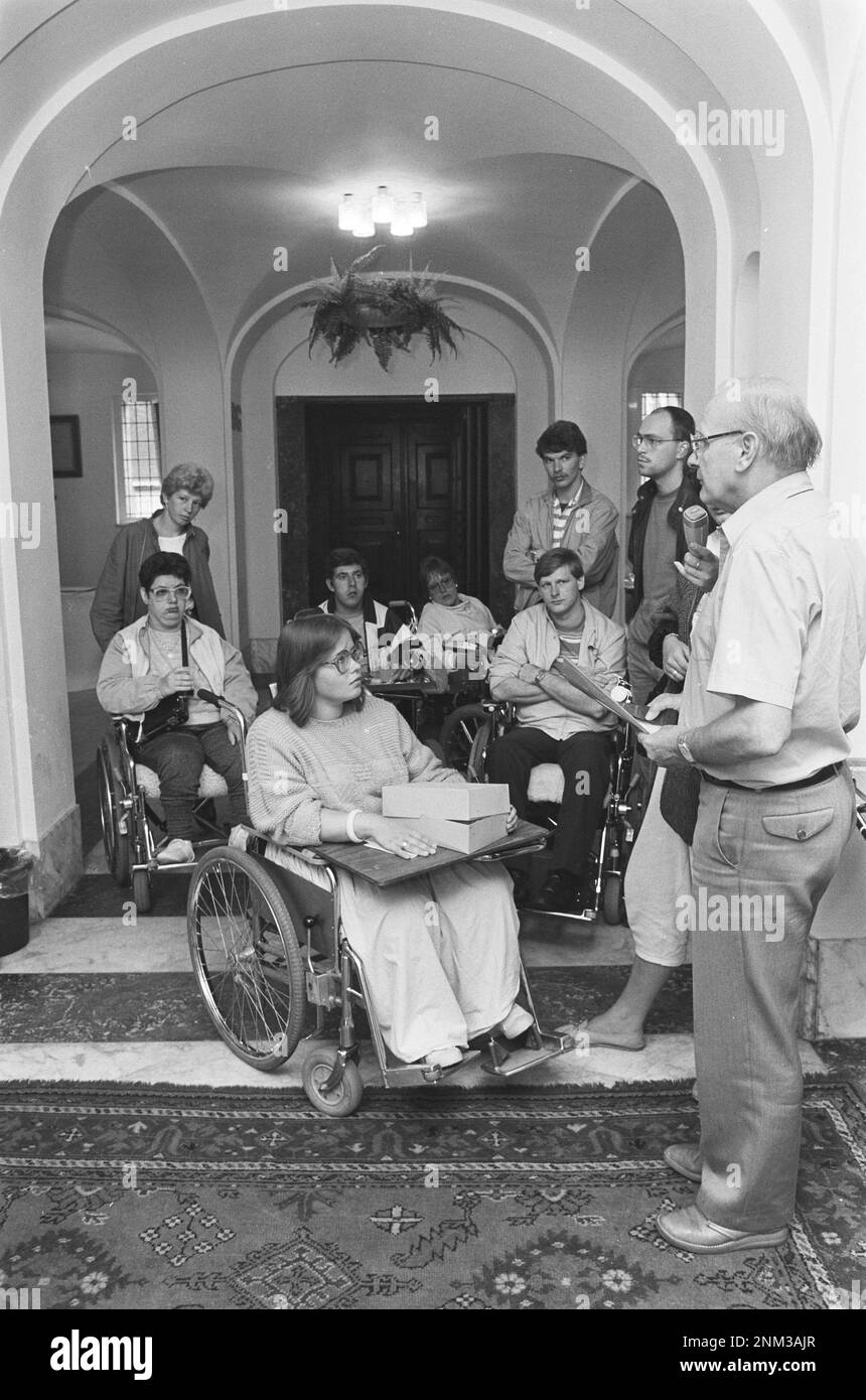 (Didascalia originale) disabili nel Municipio di Amsterdam con Alderman Walraven ca. 1985 Foto Stock