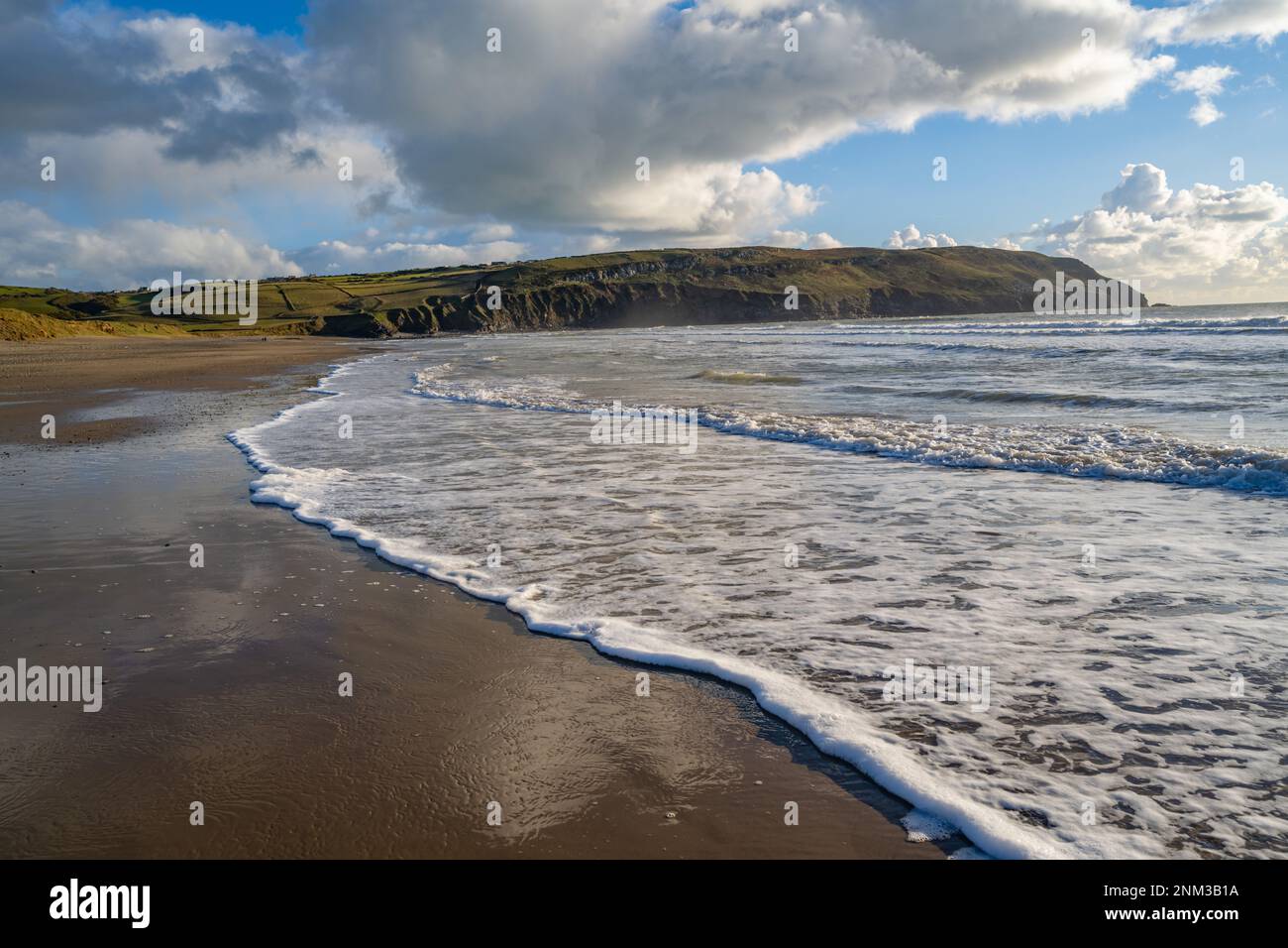 Onde che si infrangono sulla spiaggia di Porth Neigwl Bay, conosciuta anche come Hells Mouth sulla penisola di Llyn vicino a Llanengan North Wales. Foto Stock