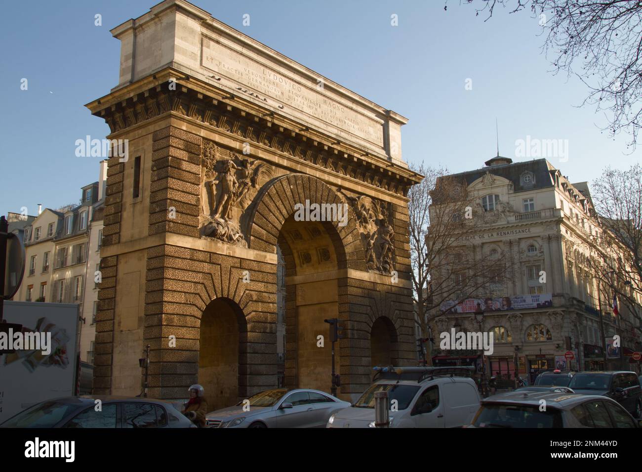 Porta Saint-Martin Arco di Trionfo di fronte al Teatro De la Renaissance in background, Parigi Francia Foto Stock