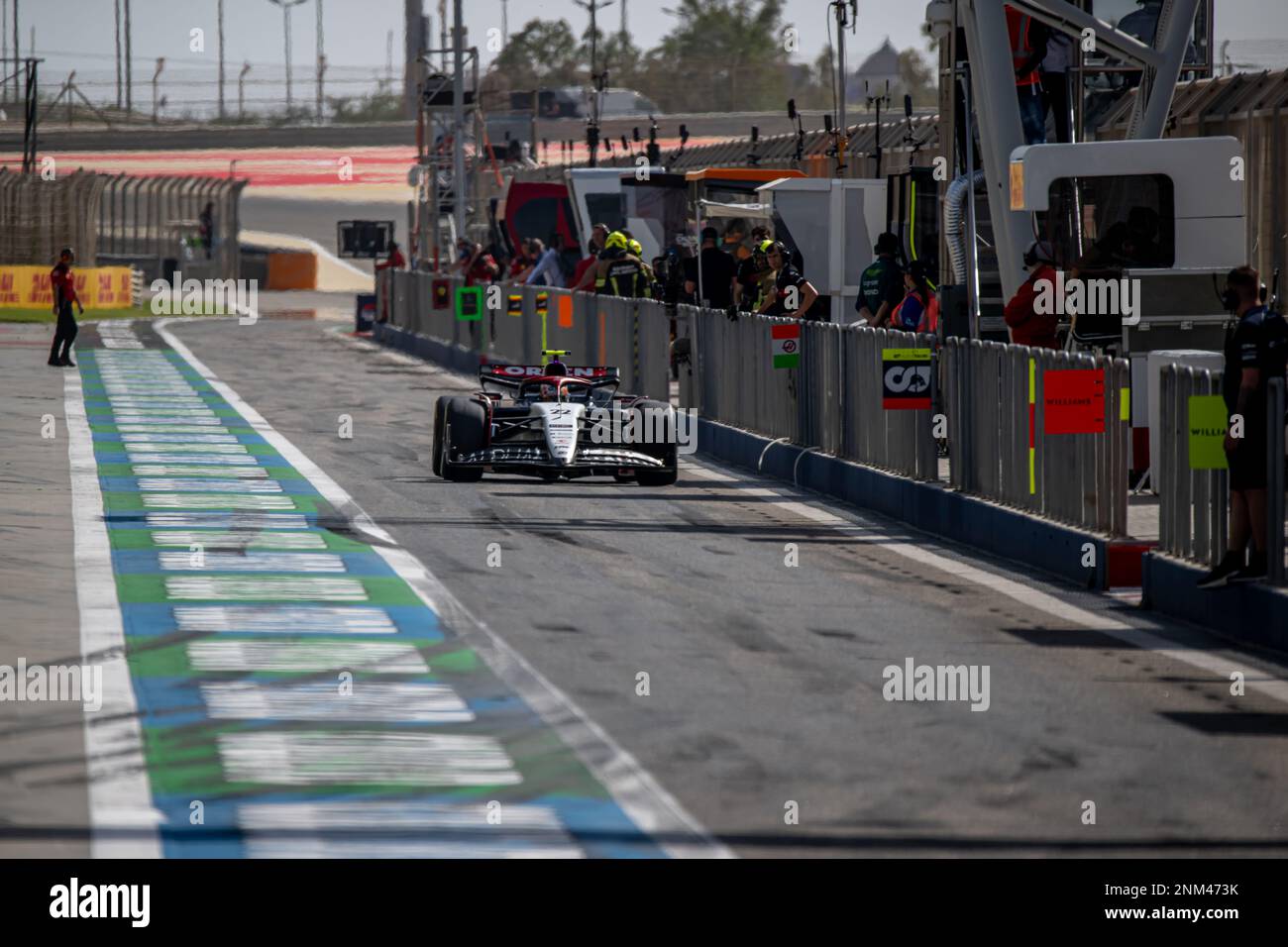 CIRCUITO INTERNAZIONALE BAHRAIN, BAHRAIN - 24 FEBBRAIO: Yuki Tsunoda, Scuderia AlphaTauri AT04 durante i test del Bahrain al Bahrain International Circuit il 24 febbraio 2023 a Sakhir, Bahrain. (Foto di Michael Potts/BSR Agency) Foto Stock