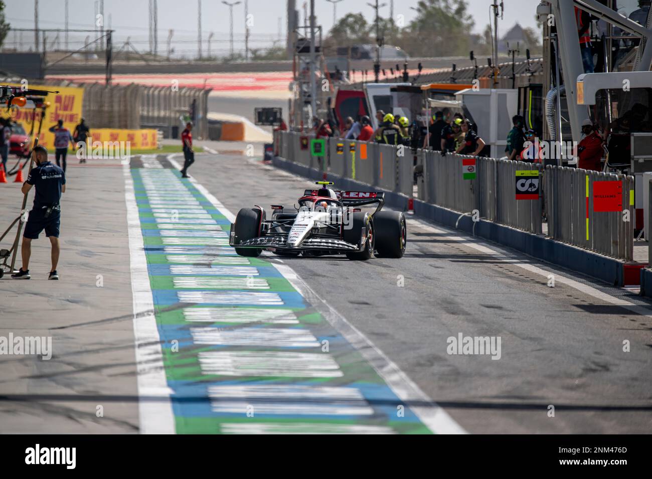 CIRCUITO INTERNAZIONALE BAHRAIN, BAHRAIN - 24 FEBBRAIO: Yuki Tsunoda, Scuderia AlphaTauri AT04 durante i test del Bahrain al Bahrain International Circuit il 24 febbraio 2023 a Sakhir, Bahrain. (Foto di Michael Potts/BSR Agency) Foto Stock