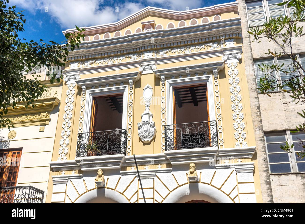 Facciata di edificio ornato, Columbus Park (Parque Colón), Santo Domingo, Repubblica Dominicana, grandi Antille, Caraibi Foto Stock