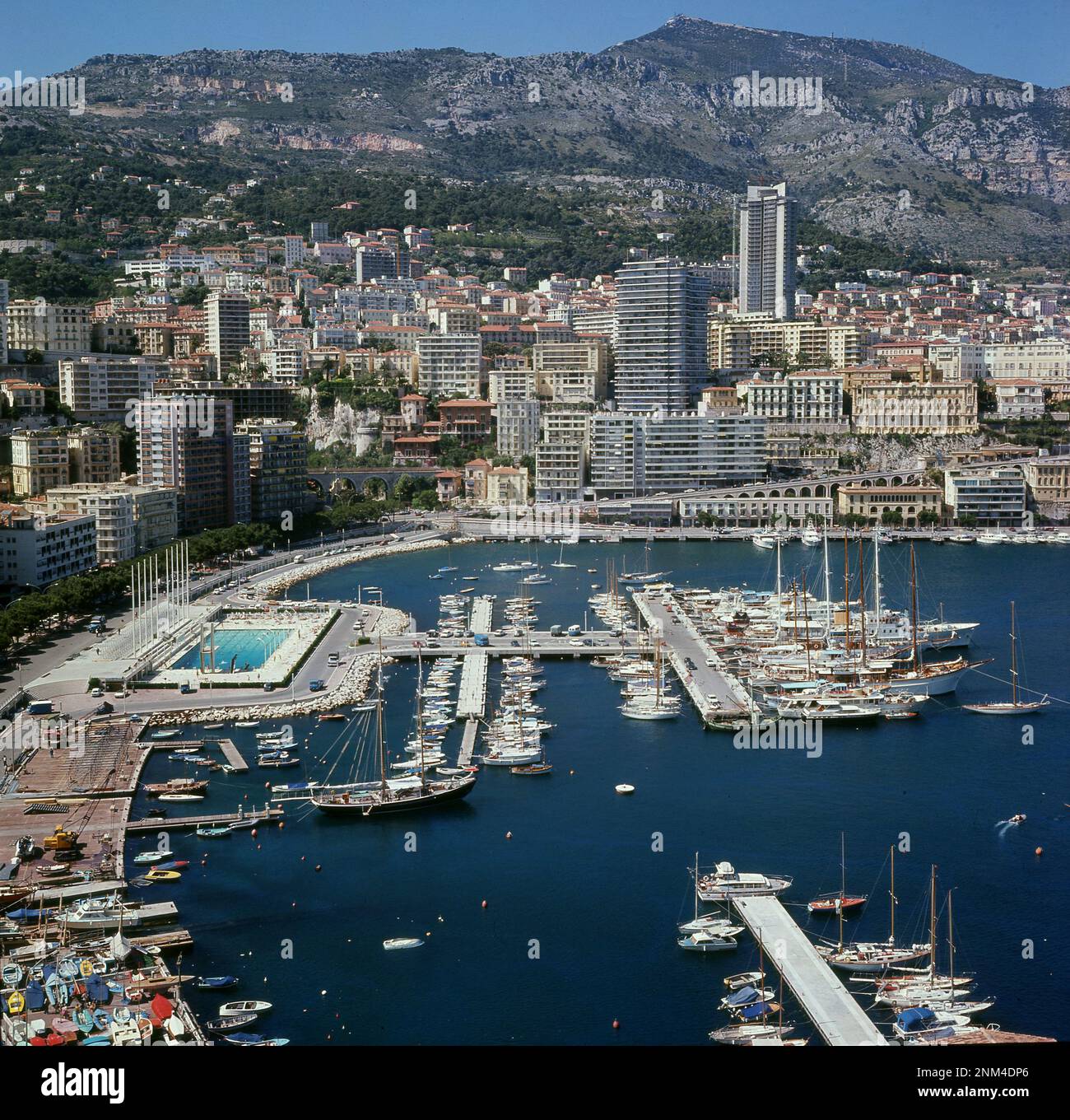 1960s, storico, Monaco, una vista su Port Hercules, l'unico porto di acque profonde del principato e in uso fin dai tempi antichi. Situato nel quartiere di la Condamine, il moderno porto con ormeggi per centinaia di barche è stato costruito per la prima volta nel 1926. Foto Stock