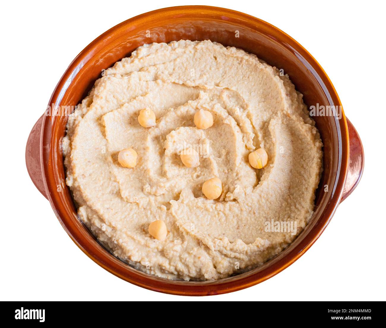 Ciotola di hummus fatta in casa, decorata con ceci bolliti su sfondo bianco Foto Stock