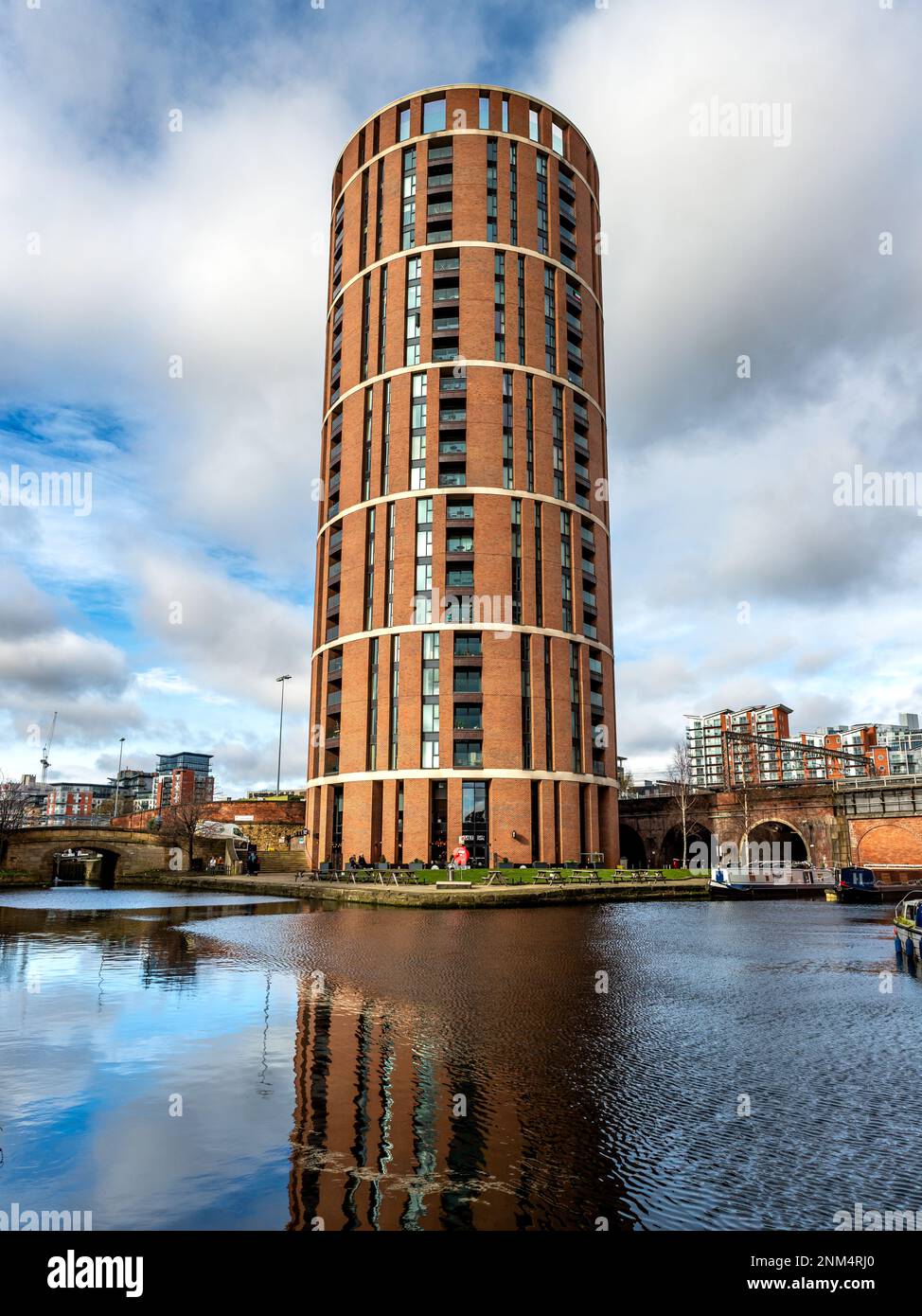 Immagine architettonica degli appartamenti fronte mare nel blocco della torre Candle House con vista sul canale da Leeds a Liverpool Foto Stock