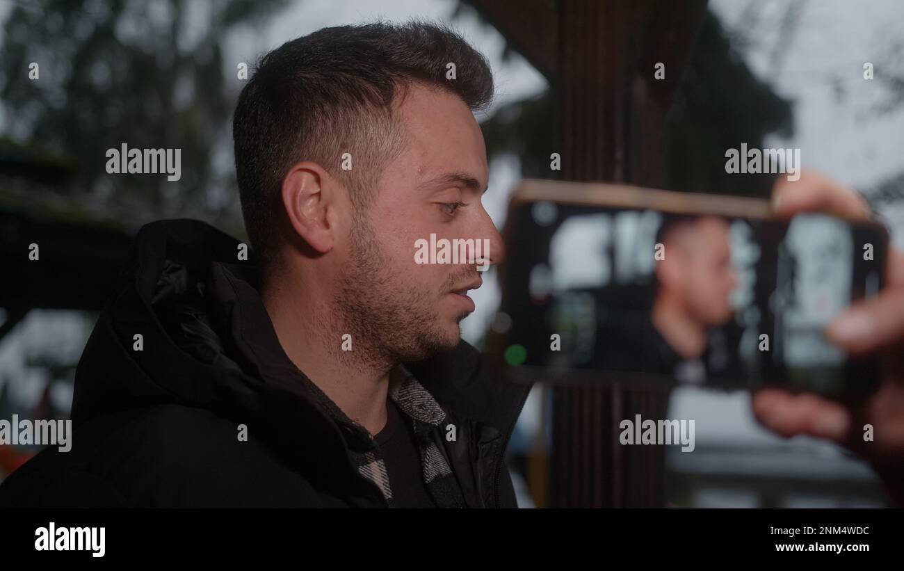 Social Media Influencer creare nuovi contenuti con il telefono e parlare con lo smartphone Foto Stock