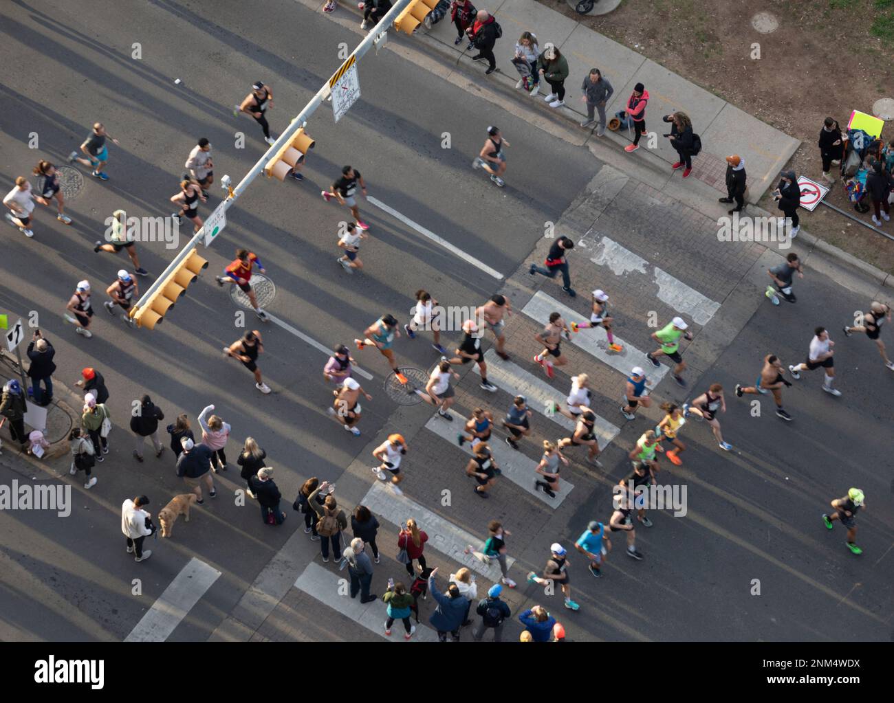 Vista dall'alto dei corridori che gareggiano ad Austin, Texas Marathon. Foto Stock