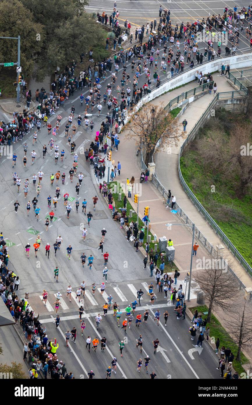 I corridori della maratona di Austin uscendo dal First Ave Bridge in Texas Foto Stock