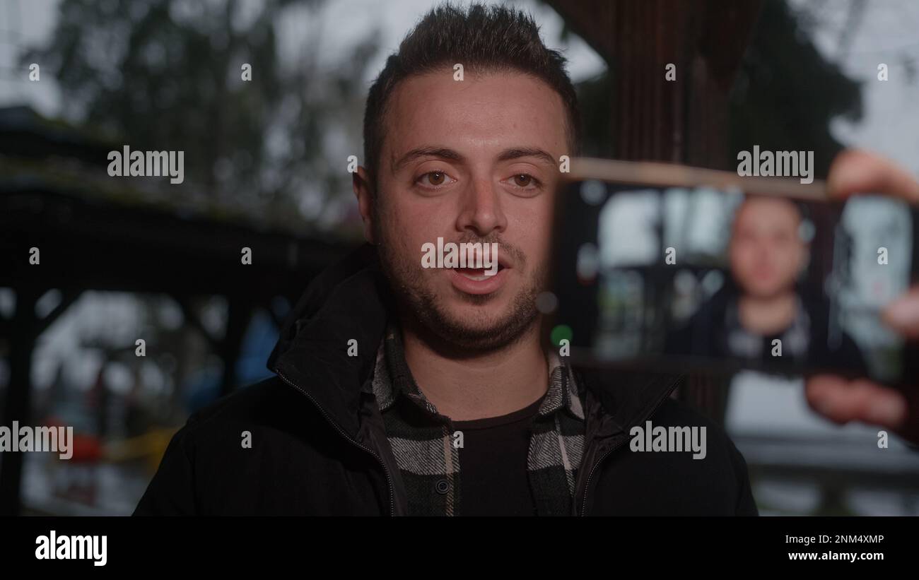 Registrazione di Social Media Influencer creazione di nuovi contenuti con il telefono e parlare con lo smartphone Foto Stock