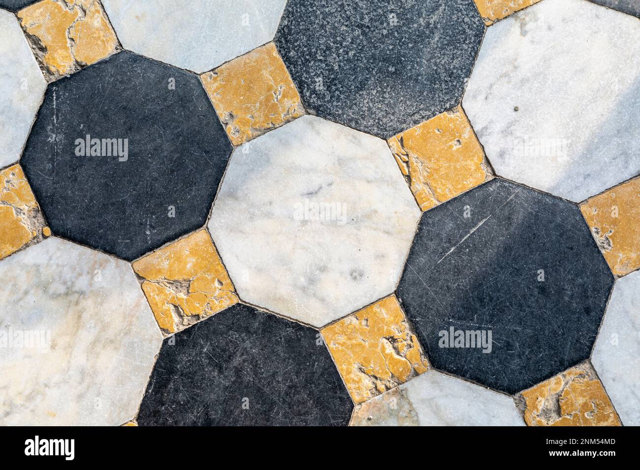 primo piano di pavimento in marmo con piastrelle quadrate e ottagonali in diversi colori Foto Stock
