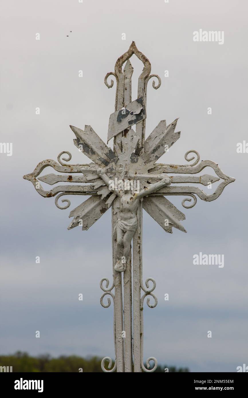 vecchia croce di metallo su uno sfondo del cielo Foto Stock
