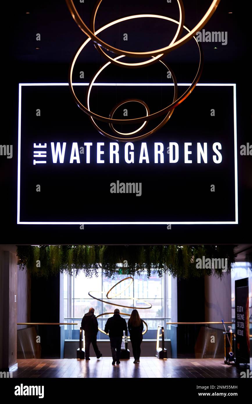 Salford Quays ex Lowry Outlet Mall ora Quayside MediaCityUK nuovo ristorante area The Water Gardens Foto Stock