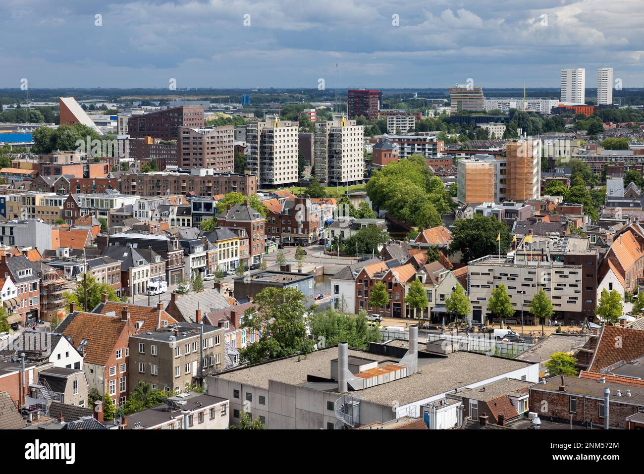 Skyline con vista aerea tetti e edifici moderni zona residenziale centro olandese città medievale Groningen Foto Stock