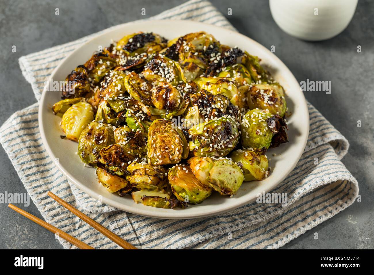 Germogli di brussel alla griglia fatti in casa asiatici con salsa di soia Foto Stock