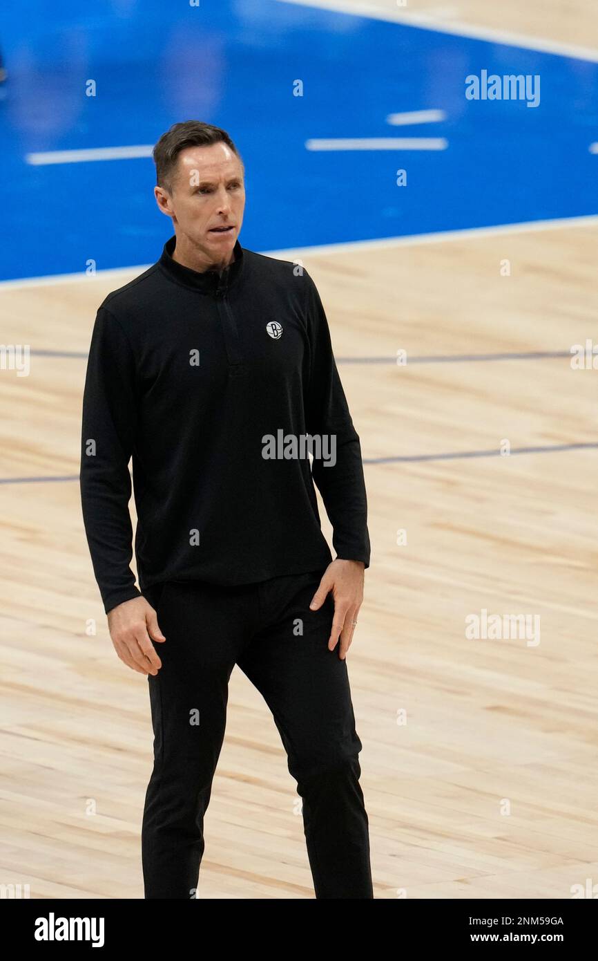 Brooklyn Nets head coach Steve Nash during an NBA basketball game against the Dallas Mavericks on Tuesday, Dec. 7, 2021, in Dallas. (Matt Patterson via AP) Foto Stock